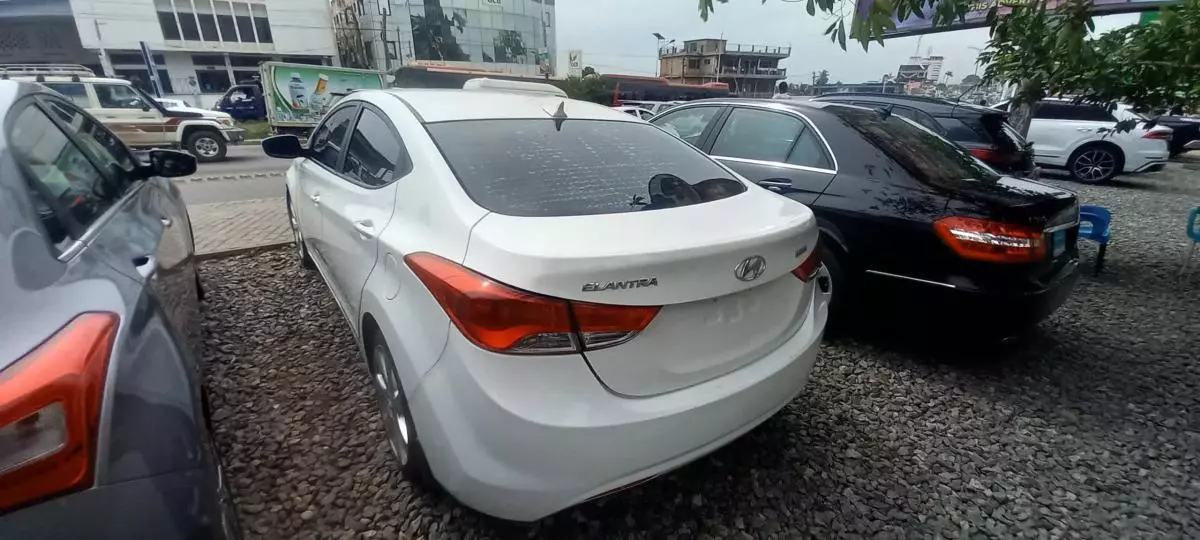 Hyundai Elantra   - 2013