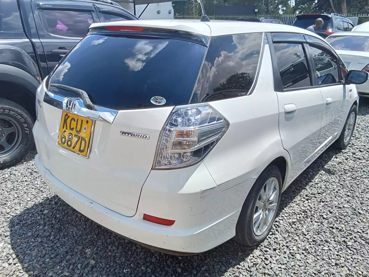 Honda Fit shuttle hybrid   - 2013