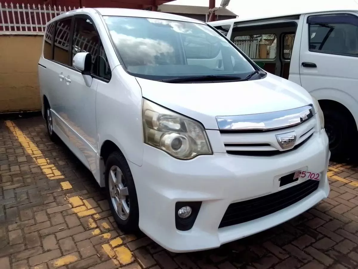 Toyota Noah   - 2010