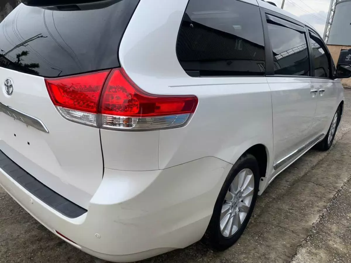 Toyota Sienna   - 2013