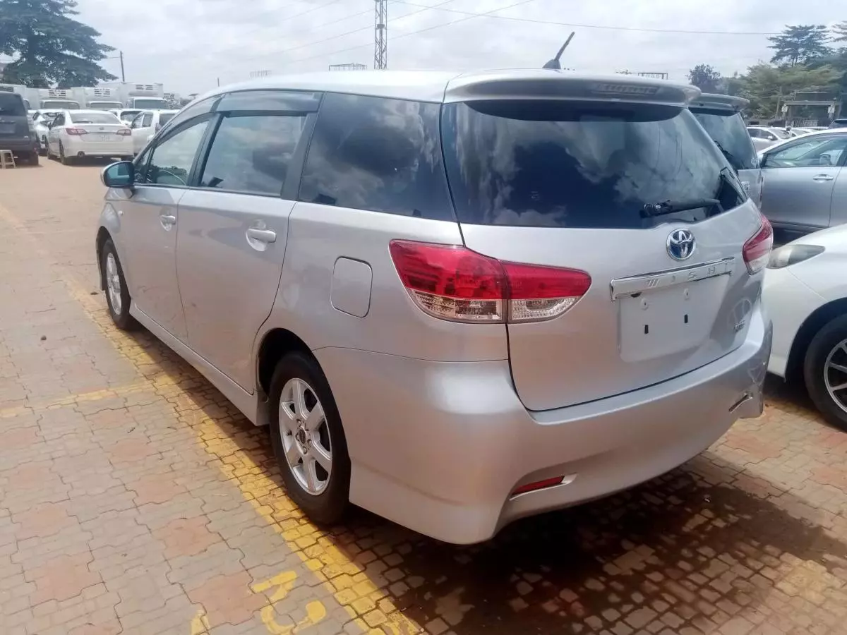 Toyota Wish   - 2010