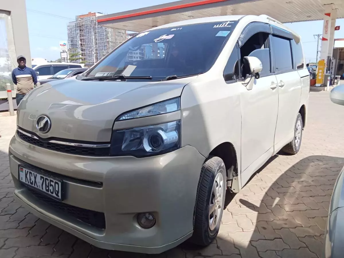 Toyota Voxy    - 2012