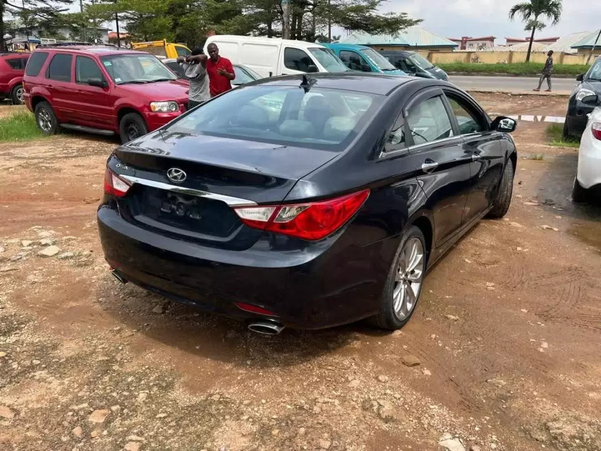 Hyundai Sonata   - 2011