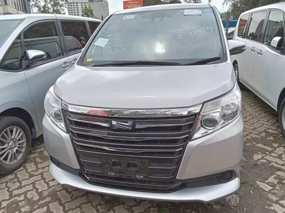 Toyota Noah   - 2017