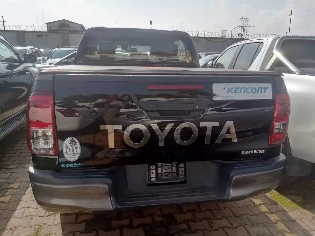 Toyota Hilux   - 2019