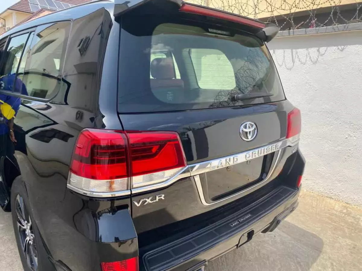 Toyota LAND CRUISER VGX - 2021