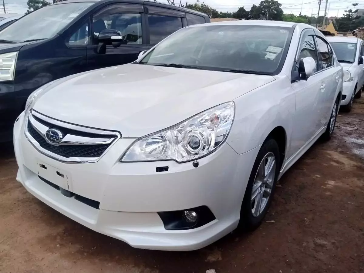 Subaru Legacy   - 2010