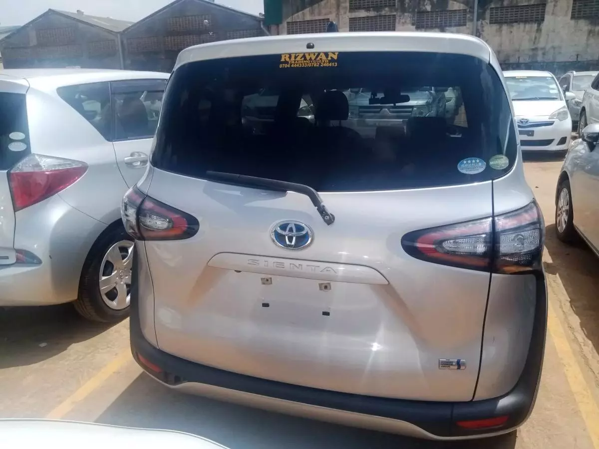 Toyota Sienta Hybrid    - 2015