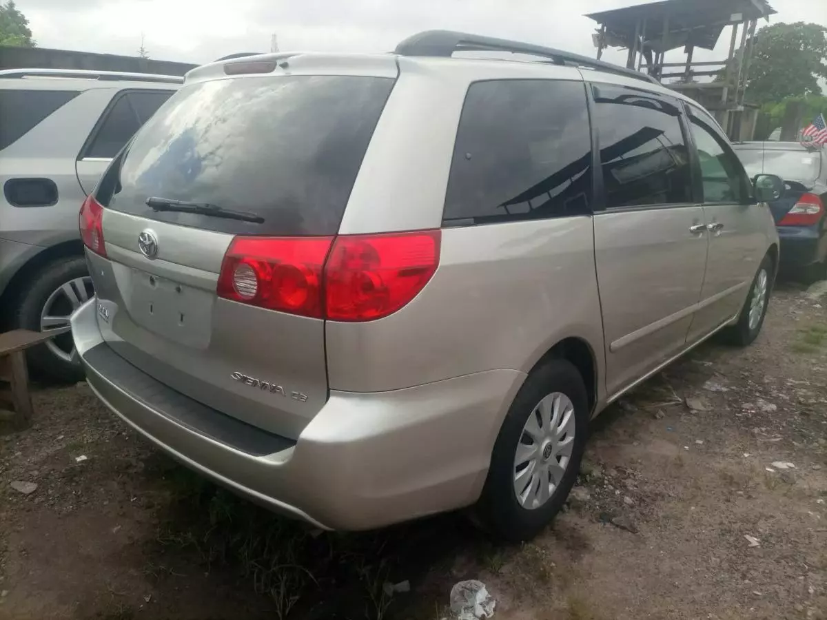 Toyota Sienna   - 2010