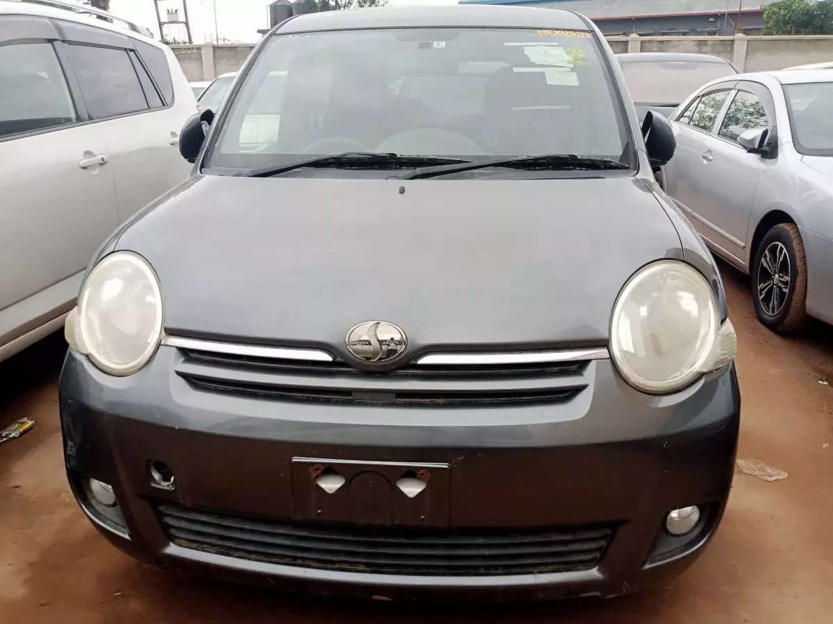 Toyota Sienta - 2009
