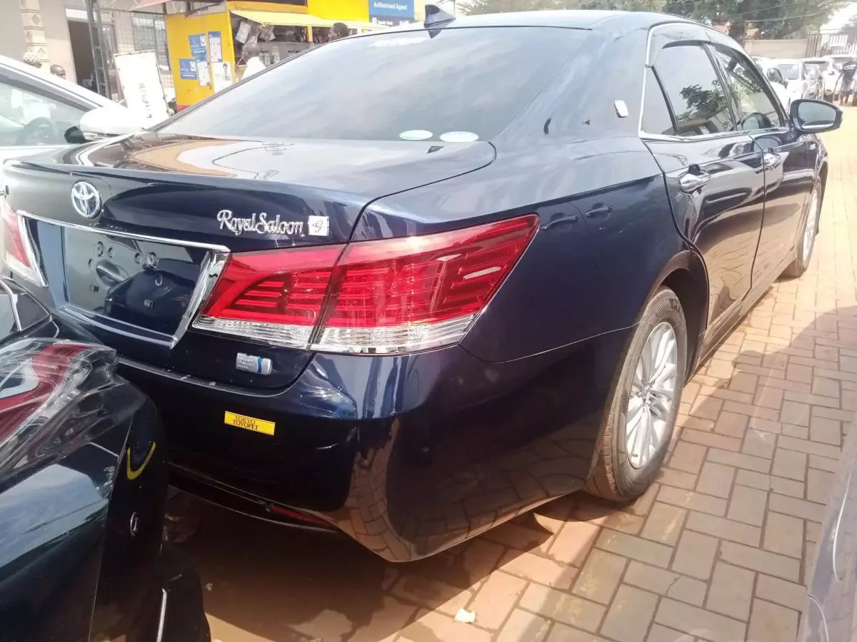 Toyota Crown Royal saloon Hybrid    - 2016