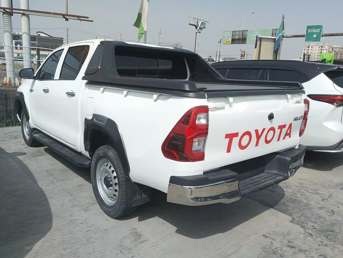 Toyota Hilux   - 2017