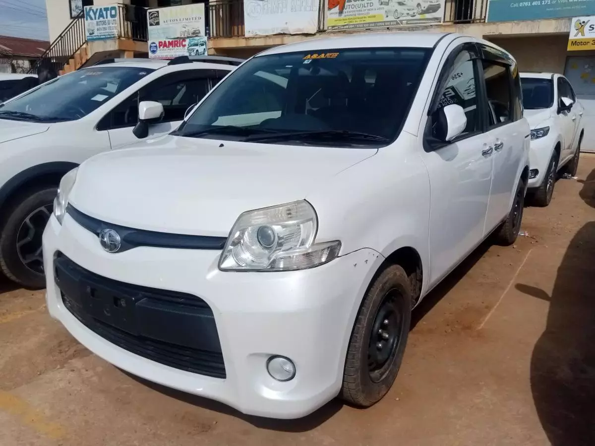 Toyota Sienta   - 2012