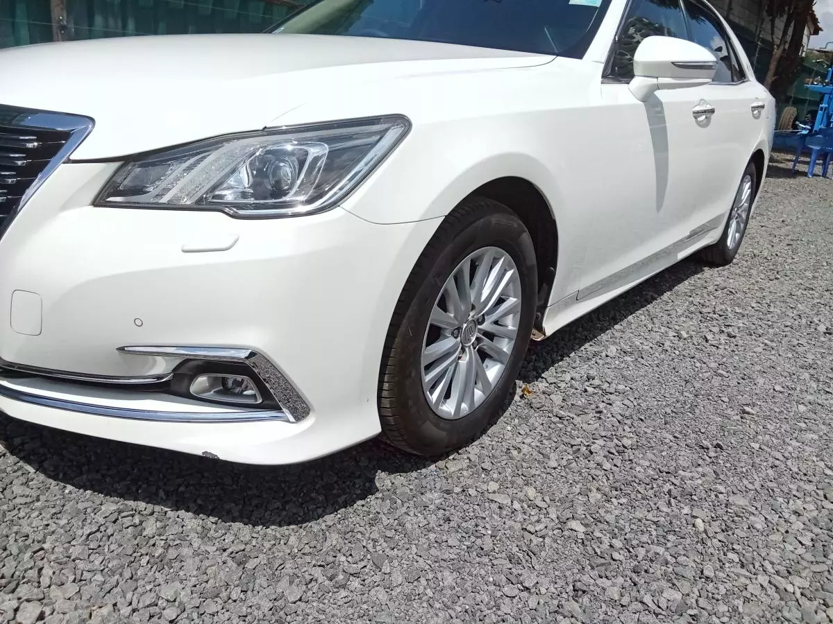 Toyota Crown Royal saloon    - 2016