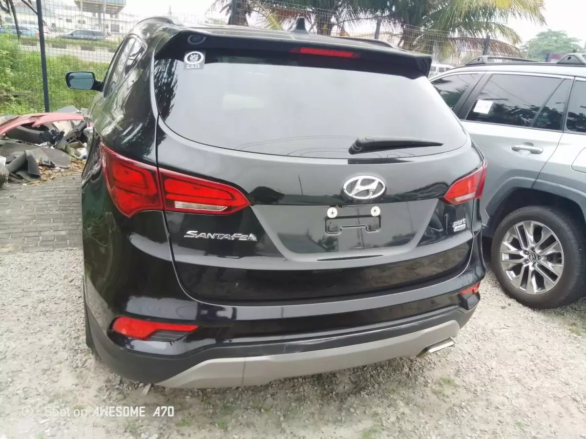 Hyundai Santa Fe   - 2017