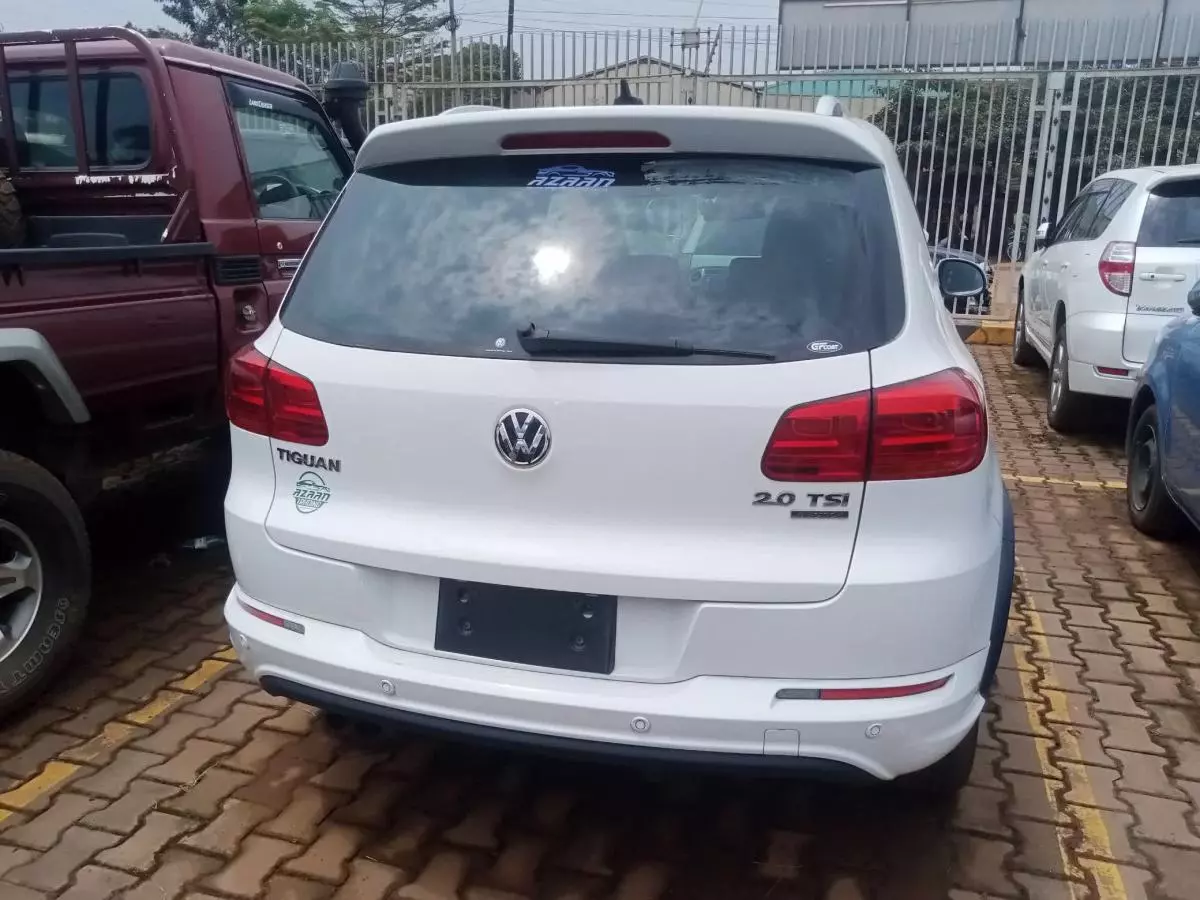 Volkswagen Tiguan   - 2015