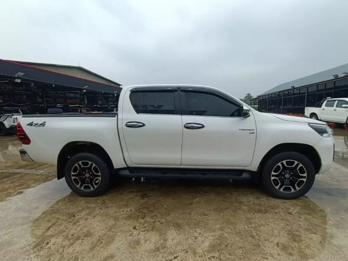 Toyota Hilux   - 2020