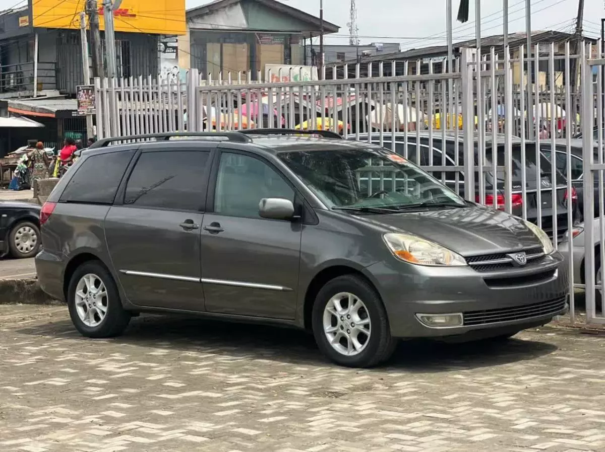 Toyota Sienna   - 2004