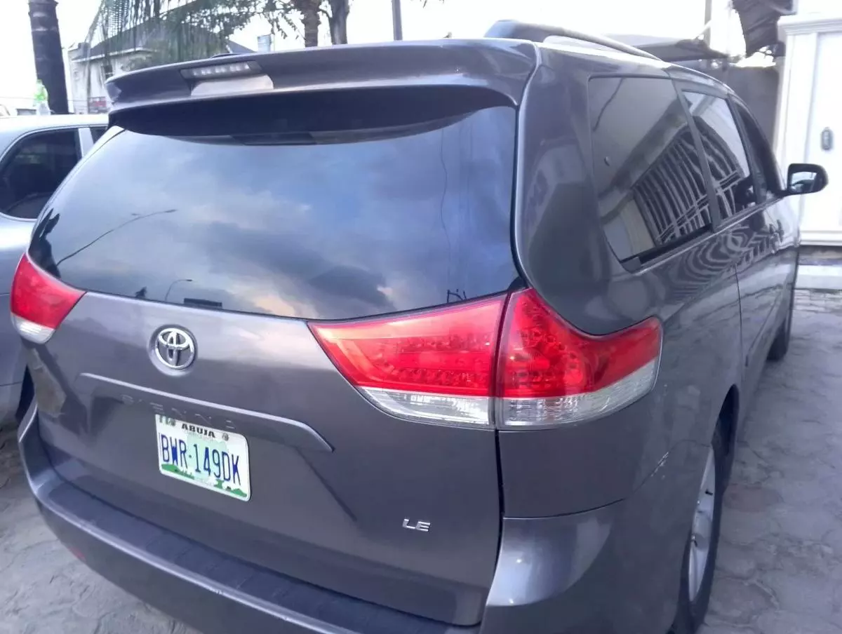 Toyota Sienna   - 2011