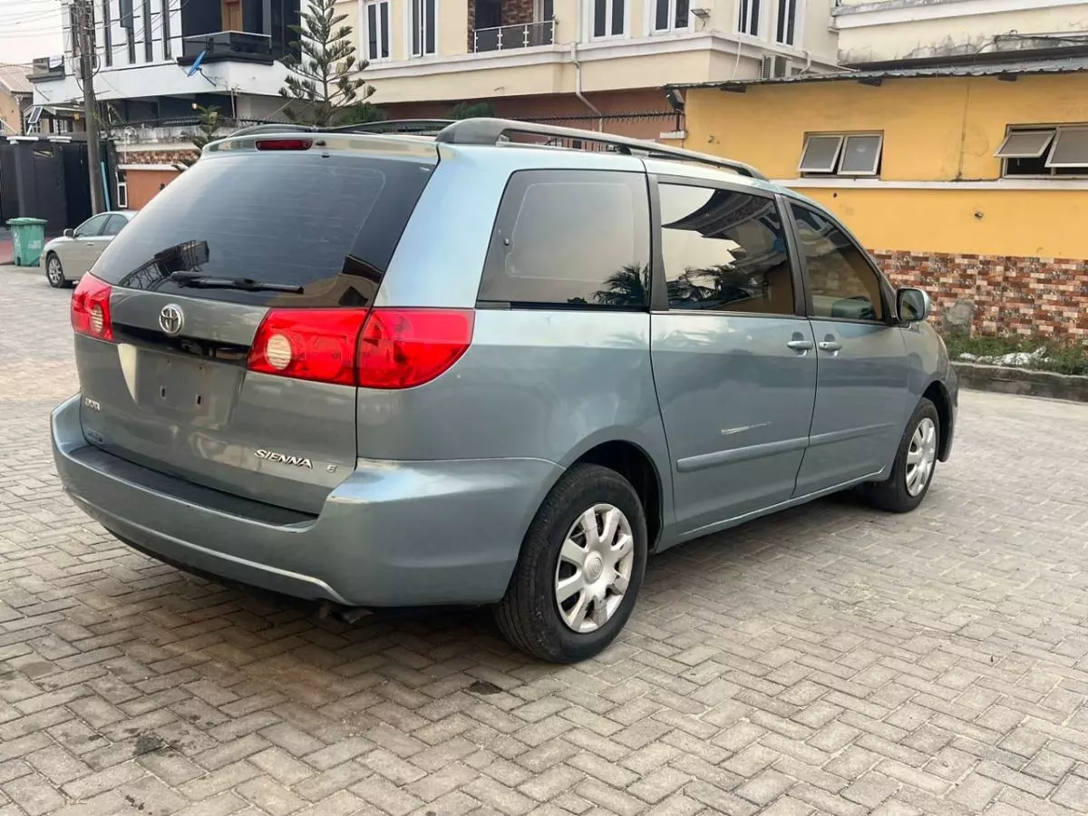 Toyota Sienna   - 2010