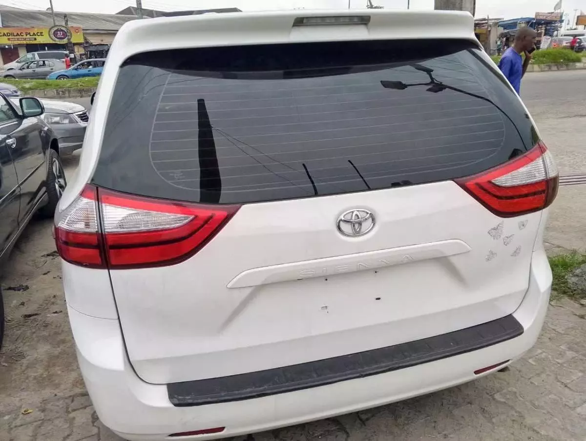 Toyota Sienna   - 2015