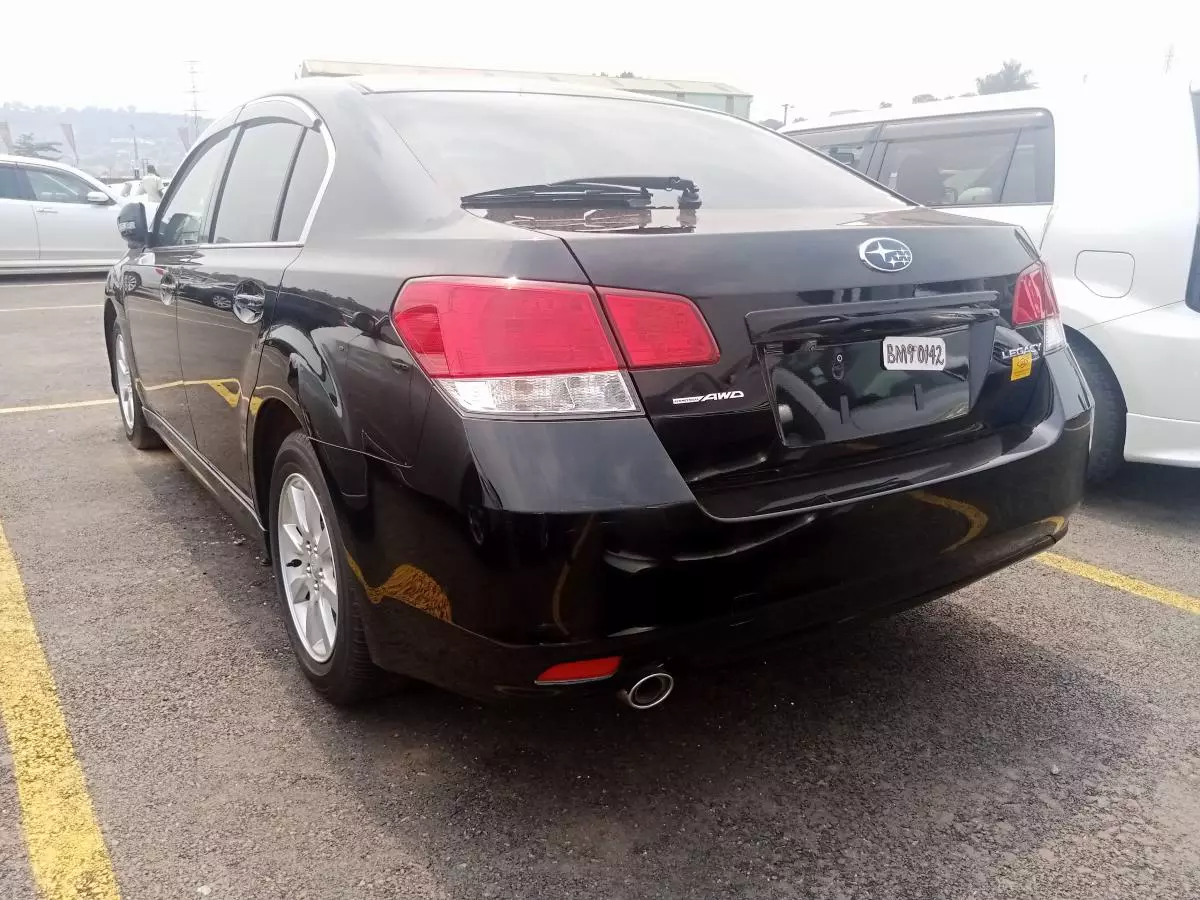 Subaru Legacy   - 2011