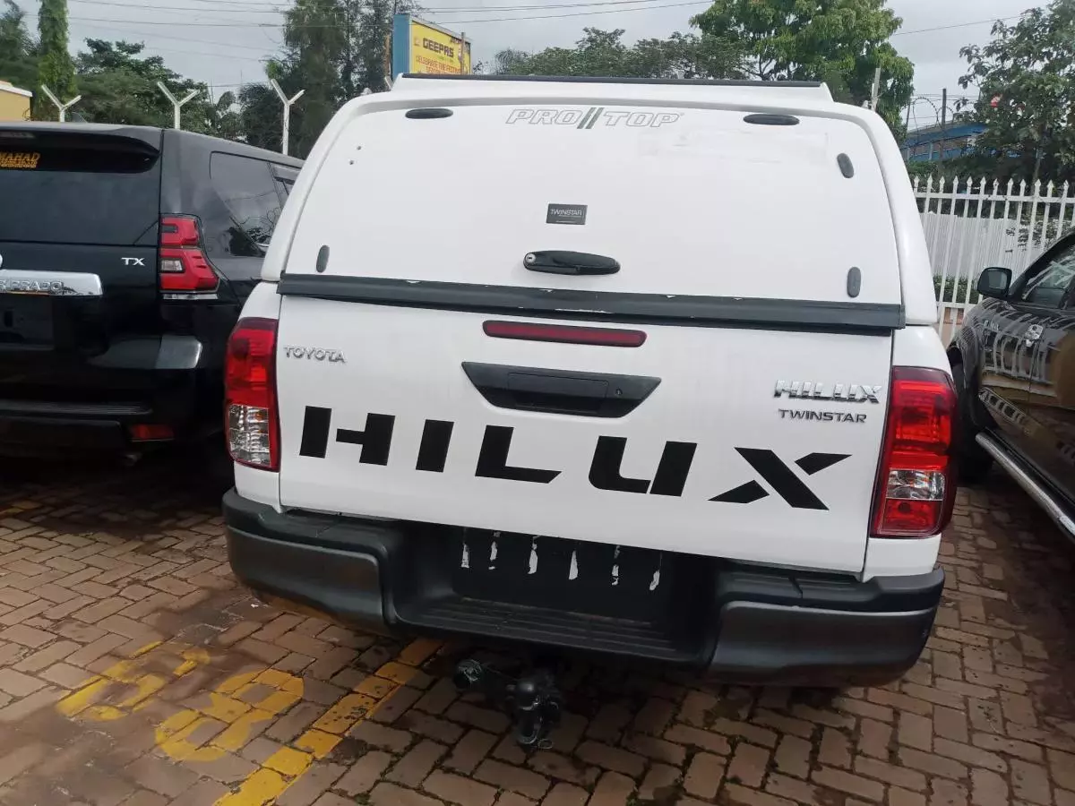 Toyota Hilux   - 2013