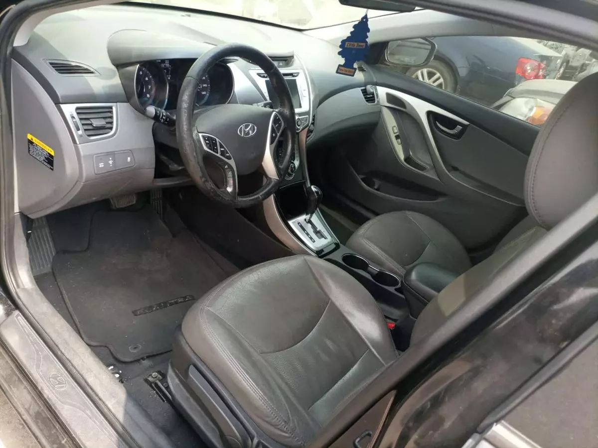 Hyundai Elantra - 2012