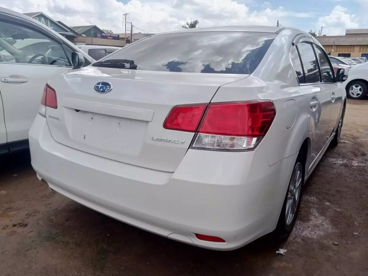 Subaru Legacy   - 2010