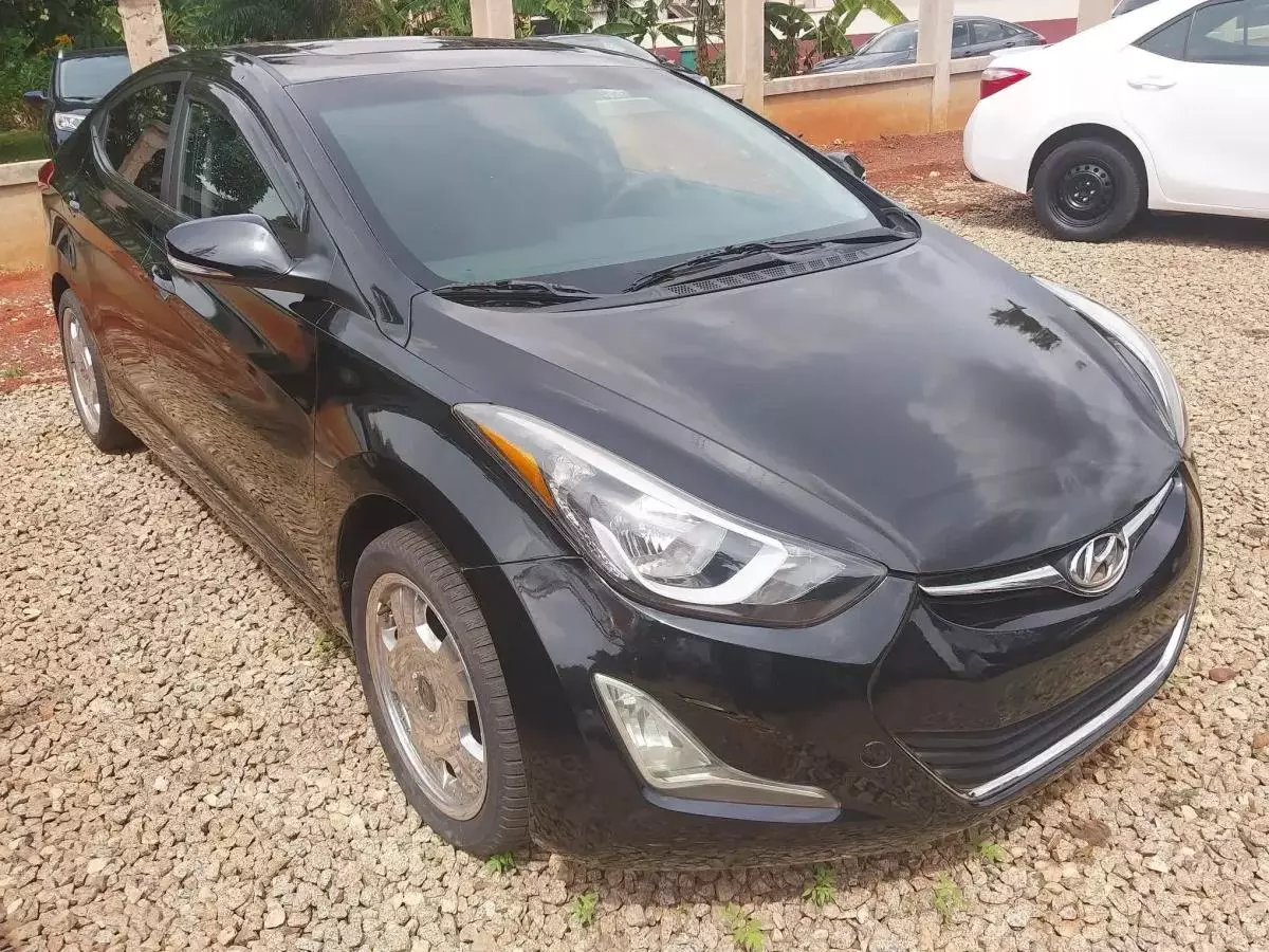 Hyundai Elantra   - 2012