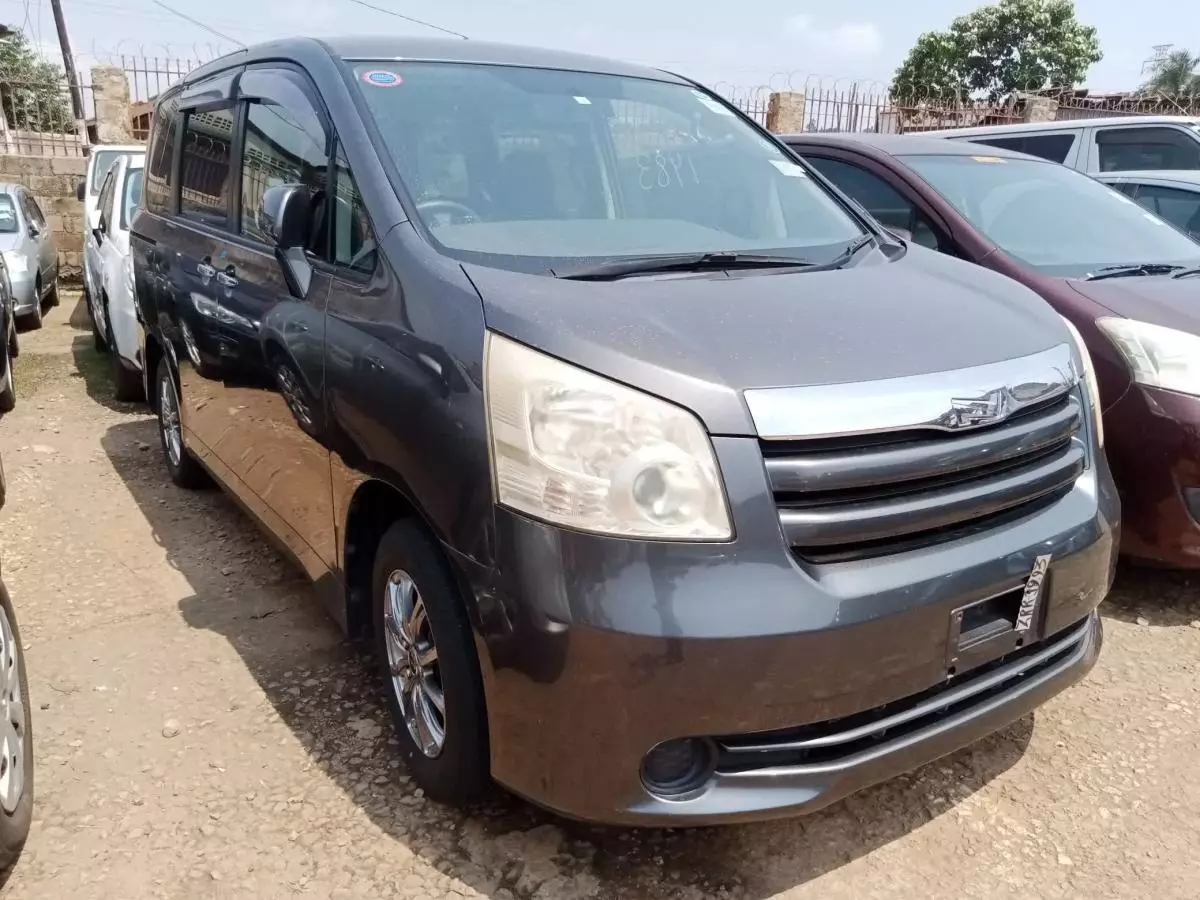 Toyota Noah   - 2009