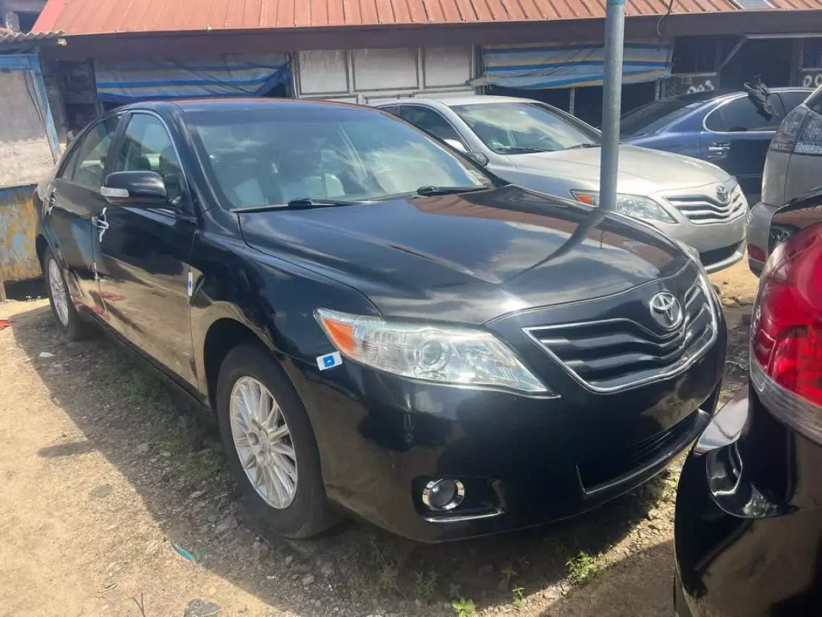 Toyota Camry   - 2010