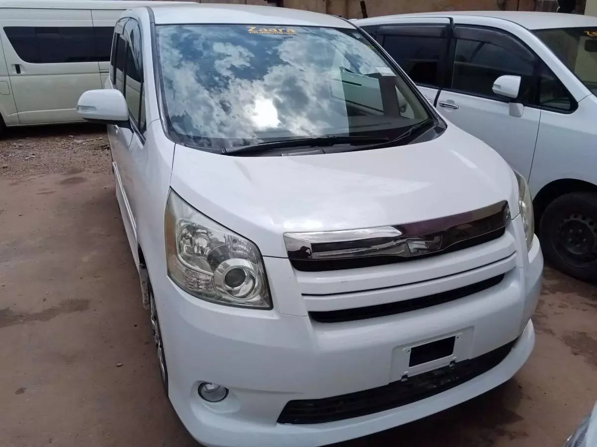 Toyota Noah   - 2009