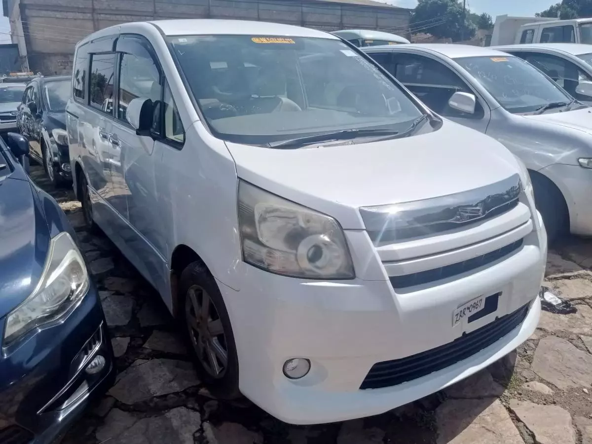 Toyota Noah   - 2010