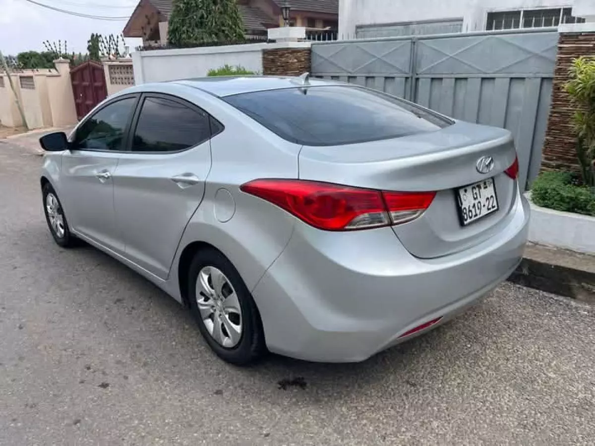 Hyundai Elantra   - 2013