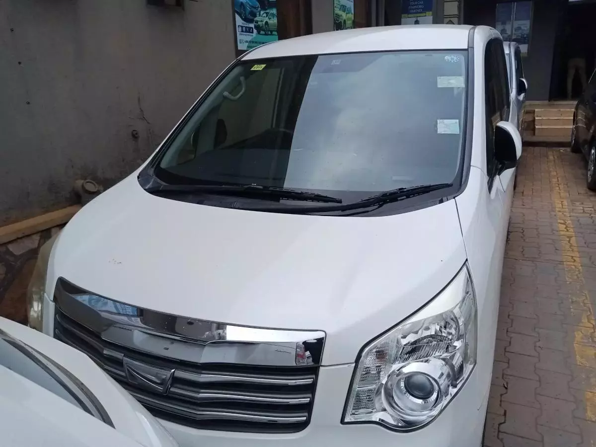 Toyota Noah   - 2011