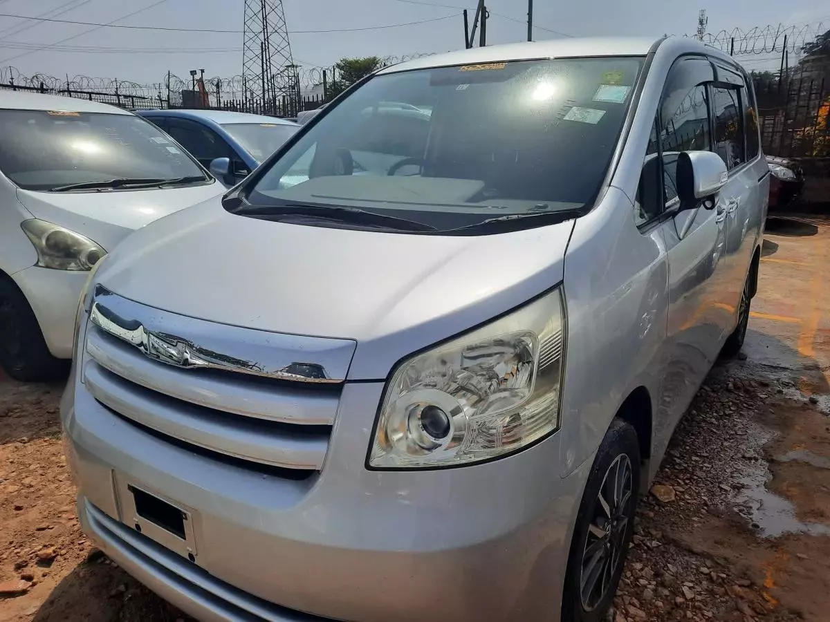 Toyota Noah - 2008