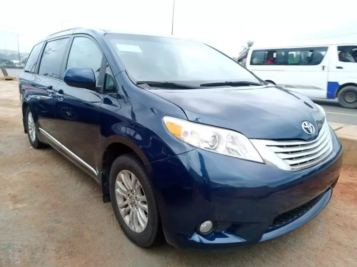 Toyota Sienna   - 2011