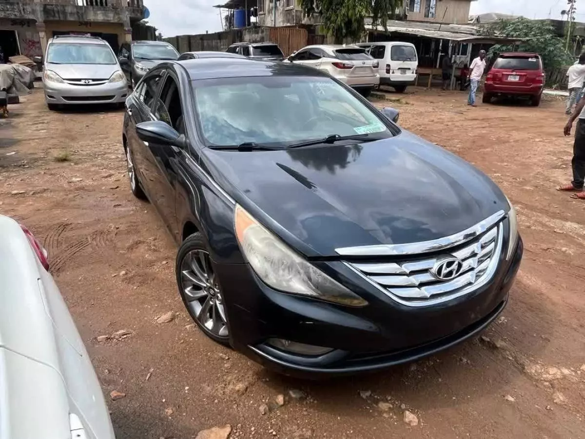 Hyundai Sonata   - 2011