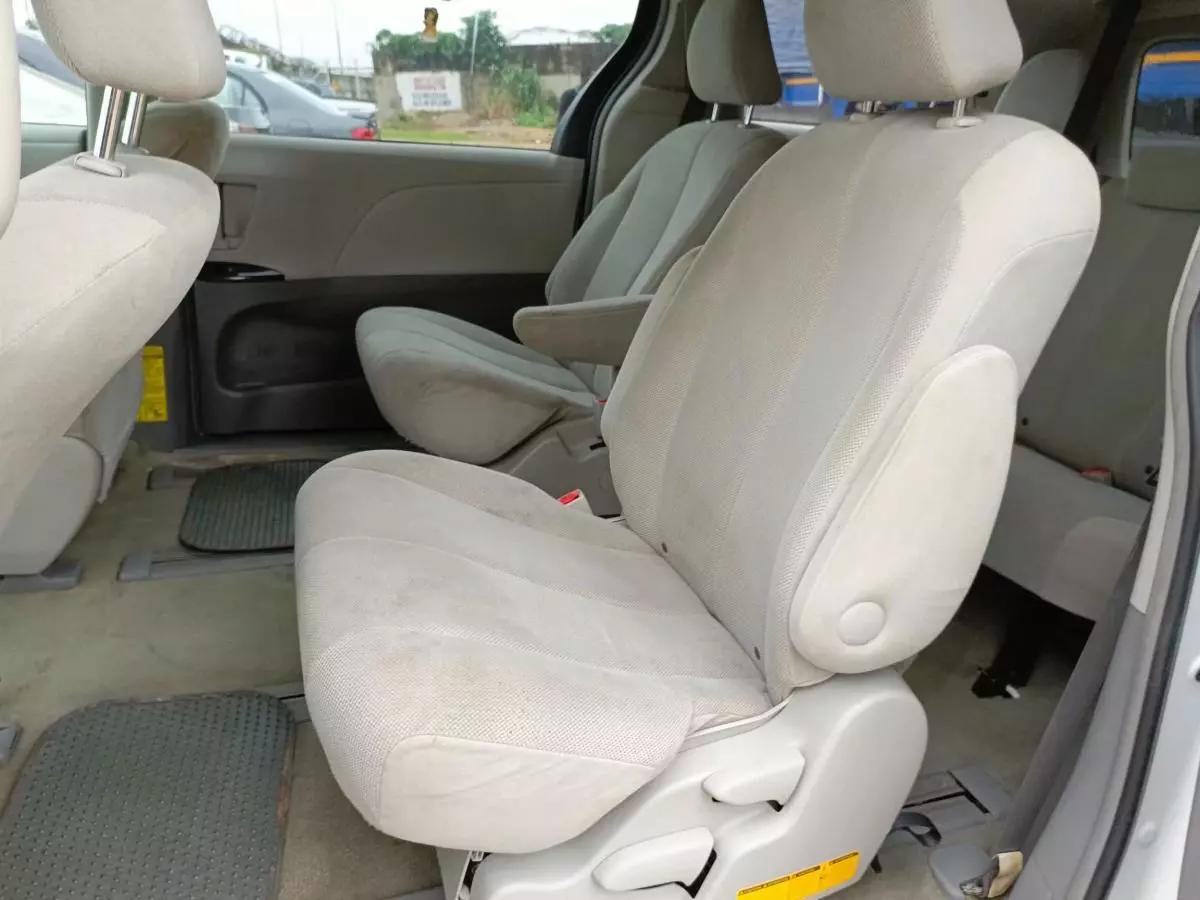 Toyota Sienna - 2011