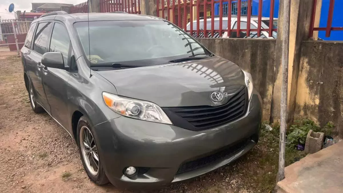 Toyota Sienna   - 2011