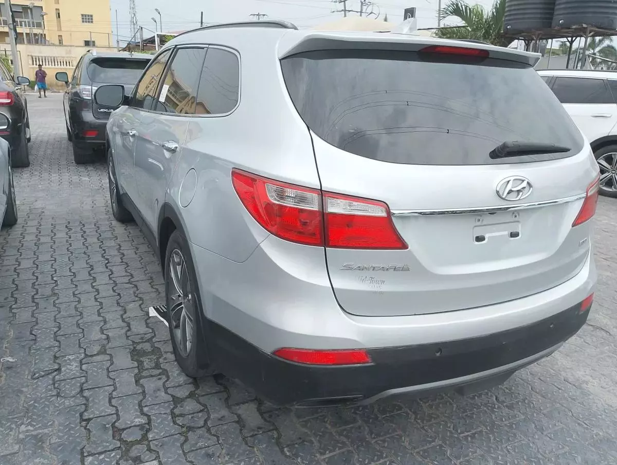 Hyundai Santa Fe   - 2011