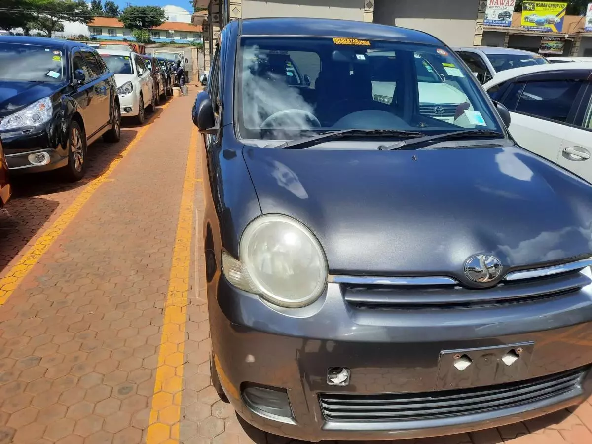 Toyota Sienta - 2008