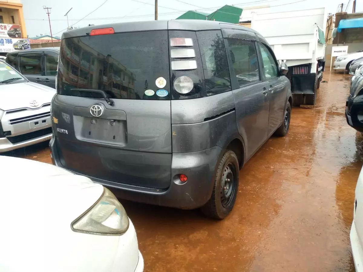 Toyota Sienta - 2008