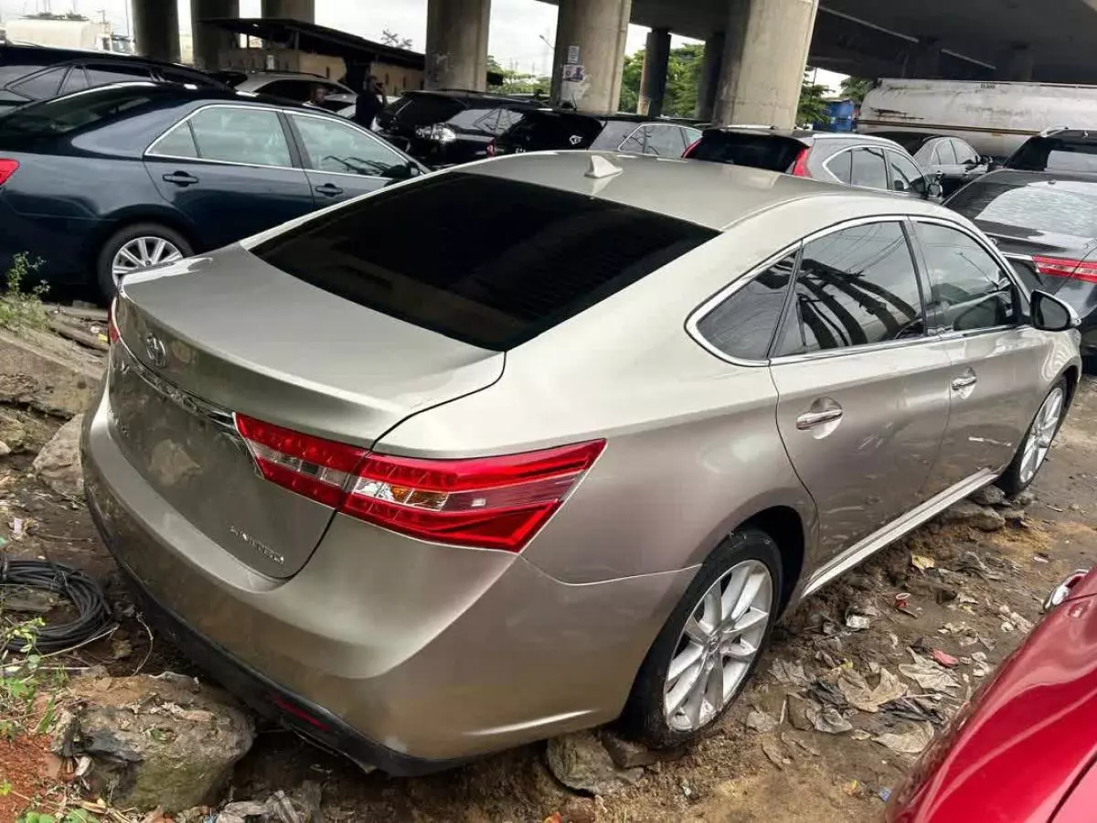 Toyota Avalon   - 2013