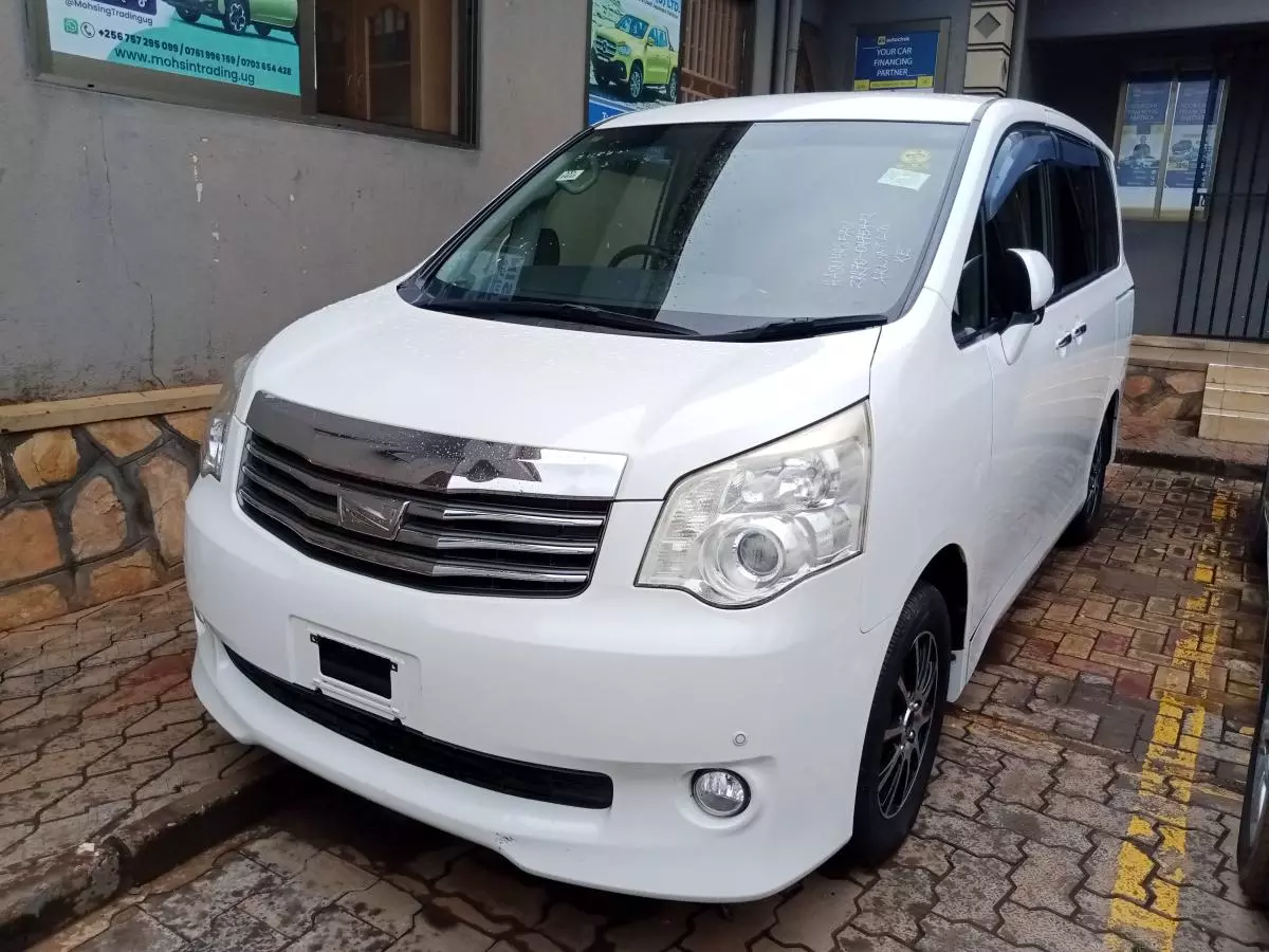 Toyota Noah   - 2012