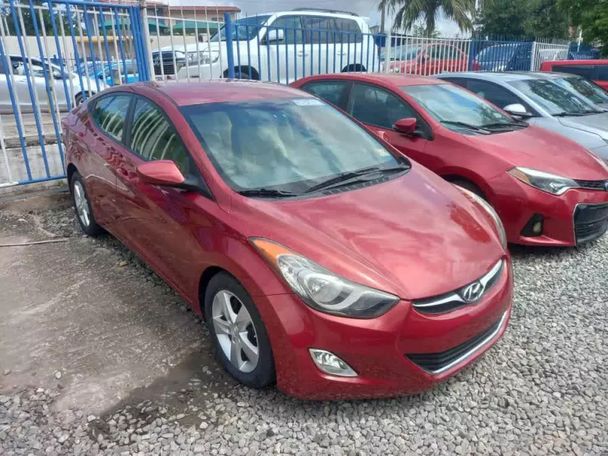 Hyundai Elantra   - 2011