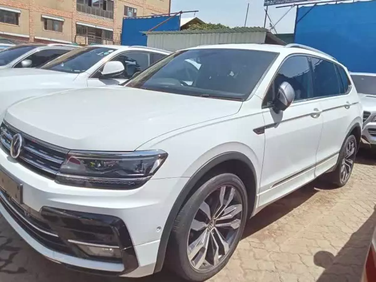 Volkswagen Tiguan   - 2017