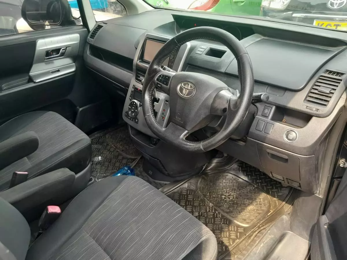 Toyota Voxy  - 2013