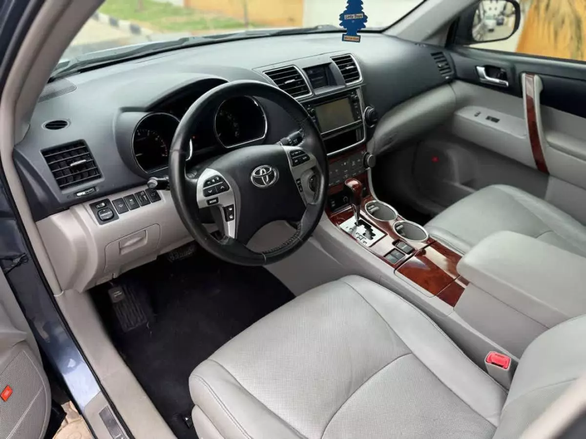 Toyota Highlander   - 2013